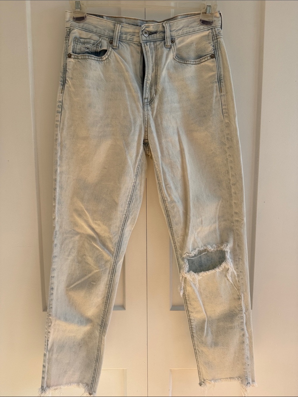 American Eagle Light Wash Distressed Skinny Jeans with Knee Rip